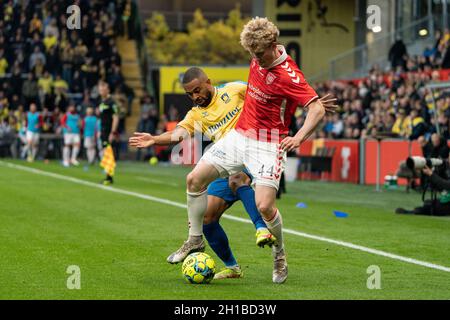 Brondby, Dänemark. , . Tobias Molgaard (44) von Vejle Boldklub und Kevin Mensah (14) von Broendby, WENN er während des 3F Superliga-Spiels zwischen Broendby IF und Vejle Boldklub im Brondby Stadion gesehen wurde. (Foto: Gonzales Photo/Alamy Live News Stockfoto