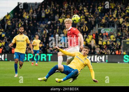 Brondby, Dänemark. , . Mikael Uhre (11) aus Broendby IF und Tobias Molgaard (44) aus Vejle Boldklub, die während des 3F Superliga-Spiels zwischen Broendby IF und Vejle Boldklub im Brondby Stadion gesehen wurden. (Foto: Gonzales Photo/Alamy Live News Stockfoto