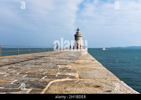 dh Castle Breakwater Lighthouse ST PETER PORT GUERNSEY Menschen auf Piers Granitstein Hafen Pier Leuchttürme Stockfoto