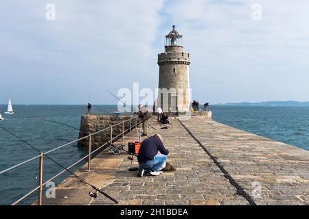 dh Castle Breakwater Lighthouse ST PETER PORT GUERNSEY Menschen fischen auf Piers Granitstein Hafen Pier Stockfoto