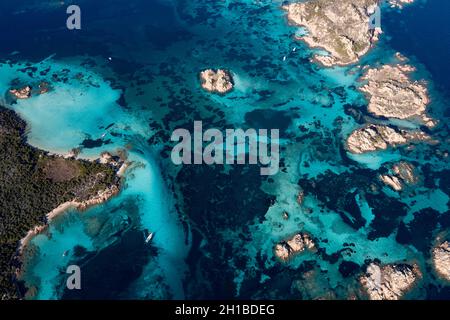 Blick von oben, atemberaubende Luftaufnahme des Archipels von La Maddalena mit einigen Inseln, die von einem türkisfarbenen und klaren Wasser umspült werden. Sardinien, Italien. Stockfoto