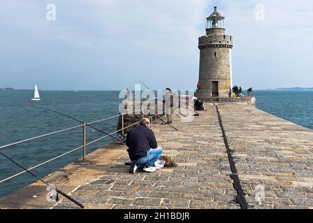 dh Castle Breakwater Lighthouse ST PETER PORT GUERNSEY Menschen fischen auf Piers Granitstein Hafen Pier Stockfoto