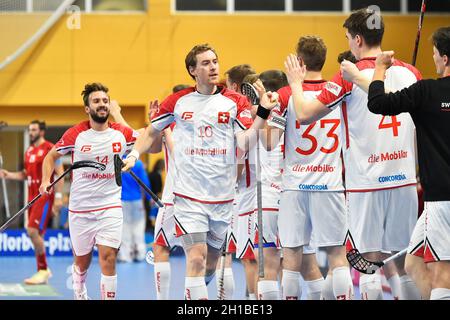 Pilsen, Tschechische Republik. Oktober 2021. Schweizer Unihockeyspieler feiern während der Euro Floorball Tour, Spiel Czech gegen Switzerland, am 15. Oktober 2021, in Pilsen, Tschechische Republik. Kredit: Miroslav Chaloupka/CTK Foto/Alamy Live Nachrichten Stockfoto