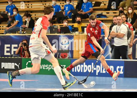 Pilsen, Tschechische Republik. Oktober 2021. Tom Ondrusek (CZE), rechts, in Aktion während der Euro Floorball Tour, Spiel Czech gegen Switzerland, am 15. Oktober 2021, in Pilsen, Tschechische Republik. Kredit: Miroslav Chaloupka/CTK Foto/Alamy Live Nachrichten Stockfoto