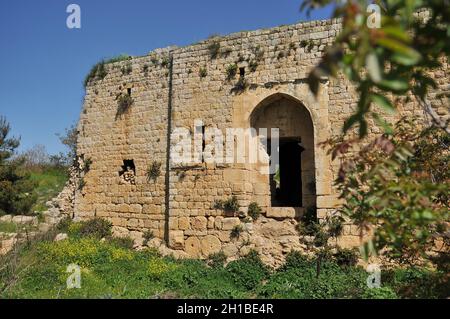 Der Haupteingang zu den Ruinen der Kreuzritterfestung Chateau Neuf - Metsurat Hunin befindet sich am Eingang zum israelischen Margaliot Dorf in der U Stockfoto