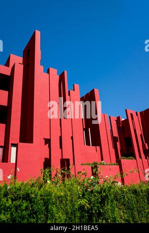 Calpe, Spanien - 19. Juli 2021: Geometrische Architektur des postmodernen Mehrfamilienhauses 'La Muralla Roja', der roten Mauer, vom Architekten Ricardo Bofill Stockfoto