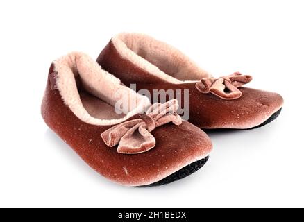 Rosa Hausschuhe vor weißem Hintergrund Stockfoto