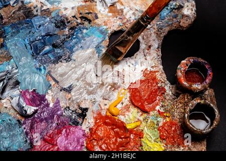 Pinsel mischen helle Farben aus Reliefschichten von Ölfarben Stockfoto