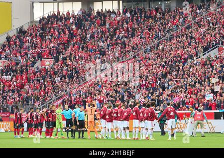 Leverkusen, Deutschland. 17. Oktober 2021. Vorstellung der Mannschaften im Spiel BAYER 04 LEVERKUSEN - FC BAYERN MÜNCHEN 1-5 1. Deutsche Fußballliga am 17. Oktober 2021 in Leverkusen, Deutschland. Saison 2021/2022, Spieltag 8, 1.Bundesliga, FCB, München, 8.Spieltag. Quelle: Peter Schatz/Alamy Live News Stockfoto