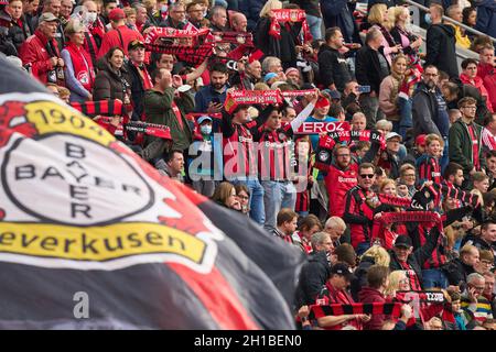 Leverkusen, Deutschland. Oktober 2021. Lev Fans im Spiel BAYER 04 LEVERKUSEN - FC BAYERN MÜNCHEN 1-5 1. Deutsche Fußballliga am 17. Oktober 2021 in Leverkusen, Deutschland. Saison 2021/2022, Spieltag 8, 1.Bundesliga, FCB, München, 8.Spieltag. Quelle: Peter Schatz/Alamy Live News Stockfoto