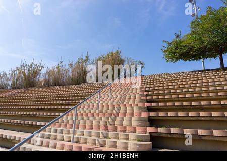 Kreisförmige Steintreppen und Tribüne in einem Park in Barcelona Stockfoto