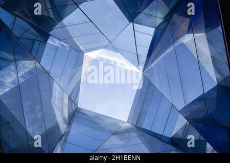 BARCELONA, SPANIEN - 2. OKTOBER 2021: Blick aus der Nähe eines Glasgebäudes, das sich zum Himmel öffnet, im Blau Museum Stockfoto