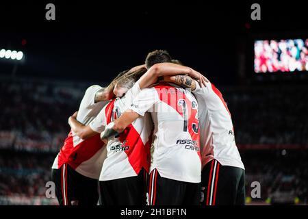 Buenos Aires, Argentinien. Oktober 2021. River Plate Spieler feiern ihren Sieg nach dem Spiel zwischen River Plate und San Lorenzo im Rahmen von Torneo Liga Professional 2021 im Estadio Monumental Antonio Vespucio Liberti. (Endergebnisse; River Plate 3:1San Lorenzo) (Foto: Manuel Cortina/SOPA Images/Sipa USA) Quelle: SIPA USA/Alamy Live News Stockfoto