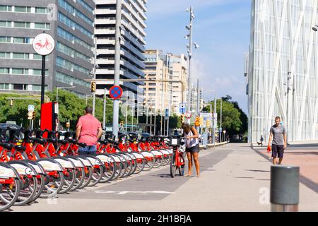 BARCELONA, SPANIEN - 2. OKTOBER 2021: Personen, die den öffentlichen Fahrradverleih nutzen, fahren in der Stadt barcelona mit dem Fahrrad Stockfoto