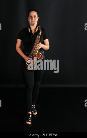 Junges Mädchen spielt Jazzmusik auf Saxophon Stockfoto