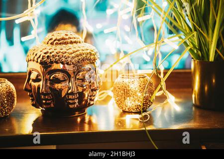 Goldene Statue Von Buddha Head Beleuchtet Von Bokeh Boke Lights. Innenelement Stockfoto