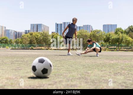 Glücklich reifes Paar trainieren im Freien Stockfoto