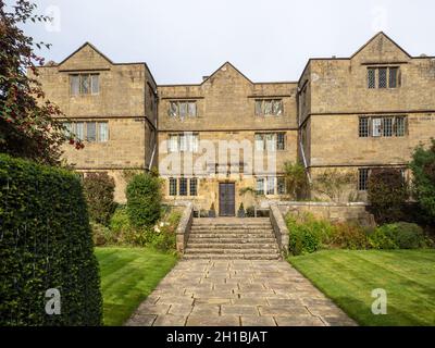 Eyam Hall, ein jakobisches Herrenhaus aus dem 17. Jahrhundert im Dorf Eyam im Peak District, Derbyshire, Großbritannien Stockfoto