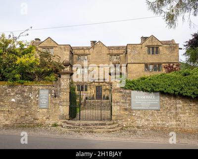 Eyam Hall, ein jakobisches Herrenhaus aus dem 17. Jahrhundert im Dorf Eyam im Peak District, Derbyshire, Großbritannien Stockfoto