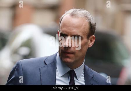 London, England, Großbritannien. Oktober 2021. Der stellvertretende Premierminister und Justizminister DOMINIC RAAB wird in Westminster nach Abschluss der morgendlichen Medienrunde gesehen. (Bild: © Tayfun Salci/ZUMA Press Wire) Bild: ZUMA Press, Inc./Alamy Live News Stockfoto