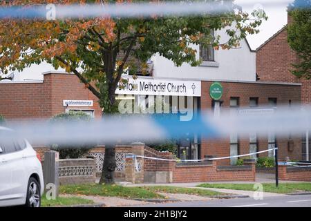 Zwei Tage nach der Tötung des konservativen Parlamentsmitglieds von Southend West, Sir David Amess, ist der Schauplatz seines Mordes in der Belfairs Methodist Church in Eastwood North Road, am 17. Oktober 2021, in Leigh-on-Sea, Southend, Essex, England. Amess führte hier seine wöchentliche Wahlkreisoperation durch, als Ali Harbi Ali mit einem Messer attackierte. Stockfoto