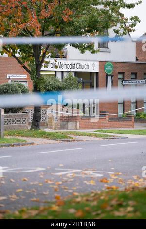 Zwei Tage nach der Tötung des konservativen Parlamentsmitglieds von Southend West, Sir David Amess, ist der Schauplatz seines Mordes in der Belfairs Methodist Church in Eastwood North Road, am 17. Oktober 2021, in Leigh-on-Sea, Southend, Essex, England. Amess führte hier seine wöchentliche Wahlkreisoperation durch, als Ali Harbi Ali mit einem Messer attackierte. Stockfoto