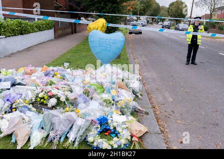 Zwei Tage nach der Tötung des konservativen Parlamentsmitglieds von Southend West, Sir David Amess, werden am 17. Oktober 2021 in Leigh-on-Sea, Essex, England, in der Eastwood Road North, unweit der Belfairs Methodist Church in Leigh-on-Sea, in Leigh-on-Sea, Southend, Blumen-Tribute hinterlassen. Amess führte seine wöchentliche Wahlkreisoperation durch, als er von Ali Harbi Ali mit einem Messer angegriffen wurde. Stockfoto