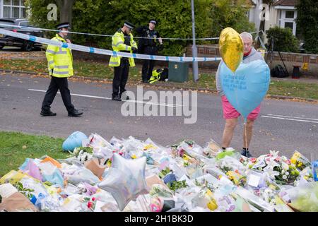 Zwei Tage nach der Tötung des konservativen Parlamentsmitglieds von Southend West, Sir David Amess, werden am 17. Oktober 2021 in Leigh-on-Sea, Essex, England, in der Eastwood Road North, unweit der Belfairs Methodist Church in Leigh-on-Sea, in Leigh-on-Sea, Southend, Blumen-Tribute hinterlassen. Amess führte seine wöchentliche Wahlkreisoperation durch, als er von Ali Harbi Ali mit einem Messer angegriffen wurde. Stockfoto