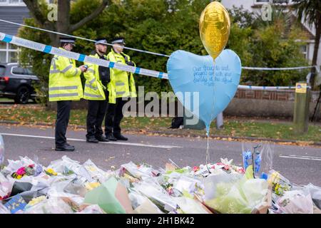 Zwei Tage nach der Tötung des konservativen Parlamentsmitglieds von Southend West, Sir David Amess, werden am 17. Oktober 2021 in Leigh-on-Sea, Essex, England, in der Eastwood Road North, unweit der Methodist Church von Belfairs in Leigh-on-Sea, in Leigh-on-Sea, Southend, Tribute von Southend, in der Eastwood Road North, zurückgelassen. Amess führte seine wöchentliche Wahlkreisoperation durch, als er von Ali Harbi Ali mit einem Messer angegriffen wurde. Stockfoto