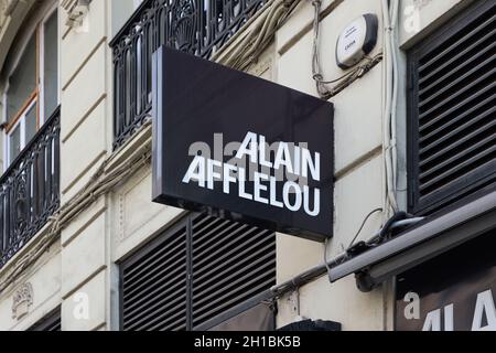VALENCIA, SPANIEN - 16. OKTOBER 2021: Logo des französischen Unternehmens Alain Afflelou Stockfoto