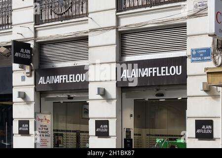 VALENCIA, SPANIEN - 16. OKTOBER 2021: Schaufenster und Logo des französischen Unternehmens Alain Afflelou Stockfoto