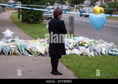 Zwei Tage nach der Tötung des konservativen Parlamentsmitglieds von Southend West, Sir David Amess, werden am 17. Oktober 2021 in Leigh-on-Sea, Essex, England, in der Eastwood Road North, unweit der Belfairs Methodist Church in Leigh-on-Sea, in Leigh-on-Sea, Southend, Blumen-Tribute hinterlassen. Amess führte seine wöchentliche Wahlkreisoperation durch, als er von Ali Harbi Ali mit einem Messer angegriffen wurde. Stockfoto