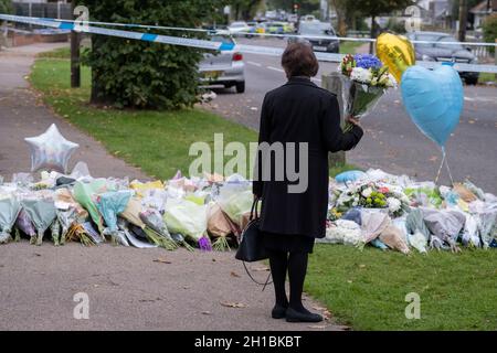 Zwei Tage nach der Tötung des konservativen Parlamentsmitglieds von Southend West, Sir David Amess, werden am 17. Oktober 2021 in Leigh-on-Sea, Essex, England, in der Eastwood Road North, unweit der Belfairs Methodist Church in Leigh-on-Sea, in Leigh-on-Sea, Southend, Blumen-Tribute hinterlassen. Amess führte seine wöchentliche Wahlkreisoperation durch, als er von Ali Harbi Ali mit einem Messer angegriffen wurde. Stockfoto