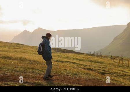 Silhouette eines Wanderers am Morgen auf dem Slaetteratindur Berg, Eysturoy Insel, Färöer Inseln, Skandinavien, Europa. Stockfoto