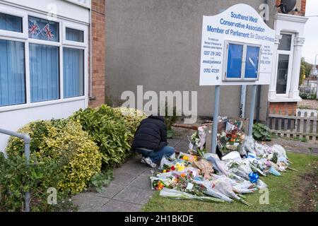 Zwei Tage nach der Tötung des konservativen Parlamentsmitglieds von Southend West, Sir David Amess, seines Wahlkreises der konservativen Vereinigung Southend West in der Leigh Road, am 17. Oktober 2021 in Leigh-on-Sea, in der methodistischen Kirche Belfairs in Leigh-on-Sea, Southend, Essex, England. Amess führte seine wöchentliche Wahlkreisoperation durch, als er von Ali Harbi Ali mit einem Messer angegriffen wurde. Stockfoto