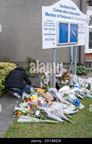 Zwei Tage nach der Tötung des konservativen Parlamentsmitglieds von Southend West, Sir David Amess, seines Wahlkreises der konservativen Vereinigung Southend West in der Leigh Road, am 17. Oktober 2021 in Leigh-on-Sea, in der methodistischen Kirche Belfairs in Leigh-on-Sea, Southend, Essex, England. Amess führte seine wöchentliche Wahlkreisoperation durch, als er von Ali Harbi Ali mit einem Messer angegriffen wurde. Stockfoto