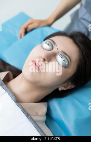 Junge Frau, die im Krankenhaus Gesichtsbehandlung erhält Stockfoto