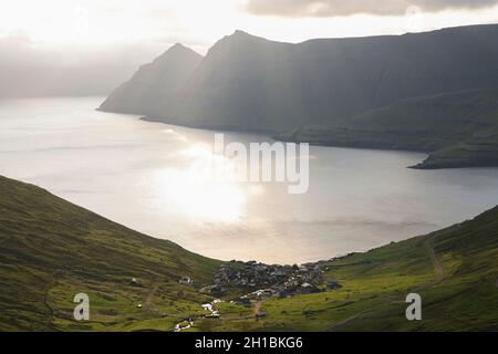 Luftaufnahme von Funningur und Fjord, Eysturoy, Färöer, Skandinavien, Europa. Stockfoto