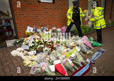 Polizeibeamte organisieren Blumen und Ehrungen vor der Methodistischen Kirche von Belfairs in der Eastwood Road North, Leigh-on-Sea, Essex, wo der konservative Abgeordnete Sir David Amess starb, nachdem er am Freitag während einer Wahlkreisoperation mehrmals erstochen wurde. Bilddatum: Montag, 18. Oktober 2021. Stockfoto