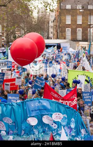 „The Wave“ gegen den Klimawandel, Demonstration, die das Bewusstsein für die Probleme der globalen Erwärmung vor der COP15-Klimakonferenz der Vereinten Nationen in Kopenhagen 2009 schärft. Grosvenor Square, Borough of Westminster, London, Großbritannien. 5 Dez 2009 Stockfoto