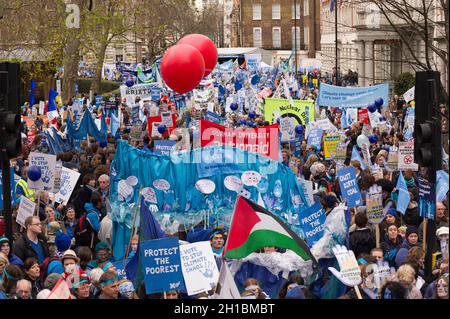 „The Wave“ gegen den Klimawandel, Demonstration, die das Bewusstsein für die Probleme der globalen Erwärmung vor der COP15-Klimakonferenz der Vereinten Nationen in Kopenhagen 2009 schärft. Grosvenor Square, Borough of Westminster, London, Großbritannien. 5 Dez 2009 Stockfoto