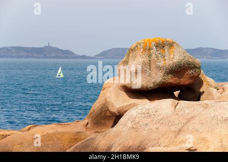 Insel Rénote, in Trégastel (Côte de Granite Rose, Côtes d'Armor, Bretagne, Frankreich). Stockfoto