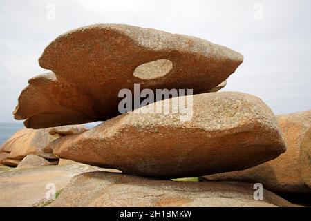 Insel Rénote, in Trégastel (Côte de Granite Rose, Côtes d'Armor, Bretagne, Frankreich). Stockfoto