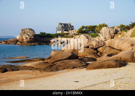 Insel Rénote, in Trégastel (Côte de Granite Rose, Côtes d'Armor, Bretagne, Frankreich). Stockfoto