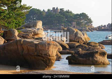 Strand von Tourony, Schloss Costaérès in Trégastel (Côte de Granite Rose, Côtes d'Armor, Bretagne, Frankreich) Stockfoto