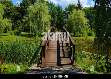 Ein wunderschöner Holzweg über den See. Stockfoto