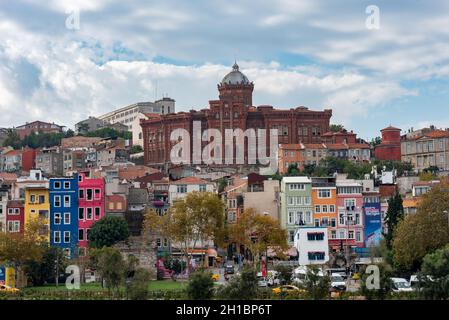 Das historische griechisch-orthodoxe Gymnasium Rum befindet sich auf einem Hügel mit Blick auf das Goldene Horn im Istanbuler Stadtteil Fener. Stockfoto