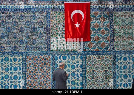 Istanbul, Türkei. 12. Oktober 2021 Vor dem Grab von Abu Ayyub al-Ansari in der Eyup Sultan Moschee betet Ein Mann vor wunderschönen Iznik-Fliesen Stockfoto