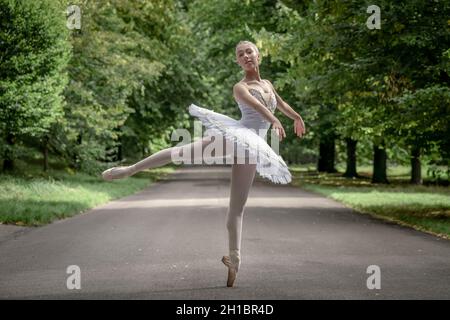 London, Großbritannien. Oktober 2021. Weltballetttag: Abigail Everard, ein kürzlich Absolvent der Theatertanzschule des London Studio Center (LSC) in klassischem Ballett, übt einige Positionen in Greenwich Park aus, die für den Weltballetttag 2021 vorbereitet sind. Kredit: Guy Corbishley/Alamy Live Nachrichten Stockfoto