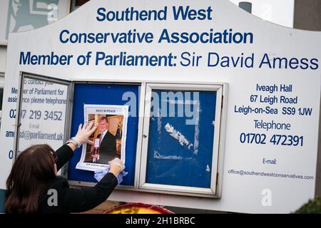 Ein Foto von Sir David Amess befindet sich auf einer Tafel vor der Iveagh Hall, dem Sitz der konservativen Vereinigung Southend West in Leigh-on-Sea, Essex. Der konservative Abgeordnete Sir David Amess starb, nachdem er am Freitag bei einer Wahlkreisoperation mehrmals erstochen wurde. Bilddatum: Montag, 18. Oktober 2021. Stockfoto